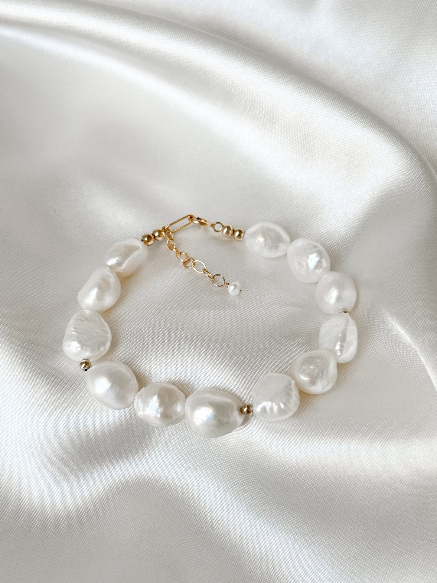 The Pearly White Bracelet