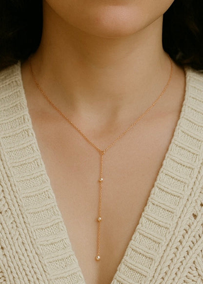 Minimal Dropping Pearl Necklace